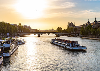 Schiff am Fuß von Notre Dame de Paris