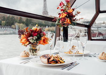 Comida en un crucero en París