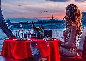 Cena en un crucero romántico