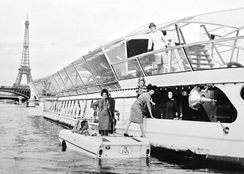 Ein Bateau-Mouche auf der Seine in Paris