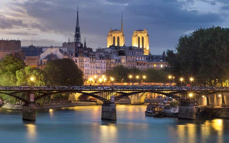 Restaurante sobre el Sena: vista de Notre Dame y la Torre Eiffel